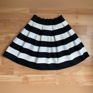 Express Black & White Pleated Flared Mini Skirt Women’s  XS